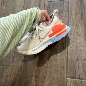 Like new, Nike react infinity sneakers. Size 7.5. In great condition